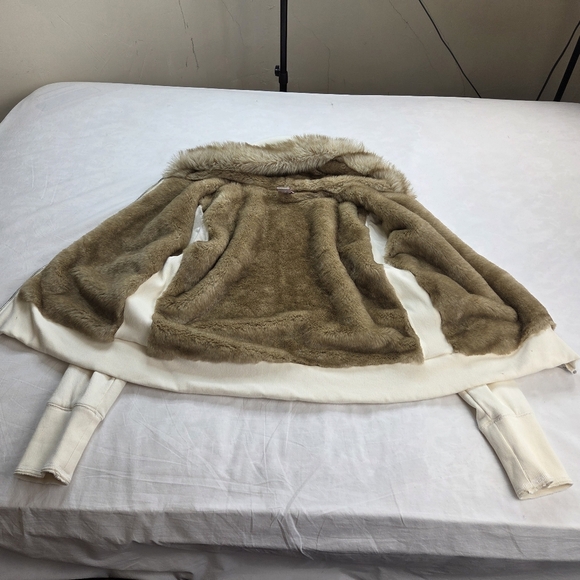 MVSport XL Cream Zip Hoodie with Faux Fur Lined Hood ADK Lake Placid Patch VTG - Picture 8 of 12